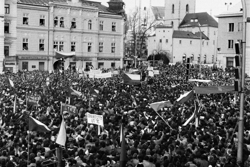 Ilustračný obrázok k článku V centre Bystrice sa bude spomínať: TOTO ľuďom pripomenie Nežnú revolúciu