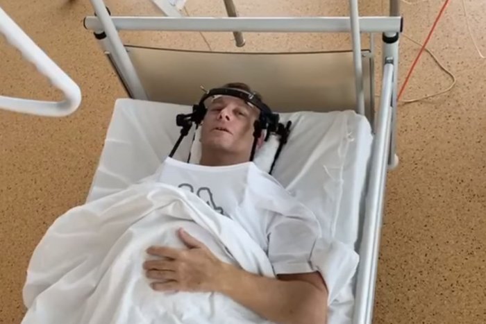 Ilustračný obrázok k článku Už žiadne návštevy pri lôžku: Borisa Kollára prepustia do domácej liečby