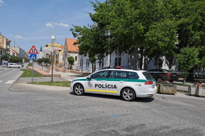 Ilustračný obrázok k článku Dráma v centre mesta: Muž nožom zaútočil na rodinu s deťmi a vyhrážal sa zabitím