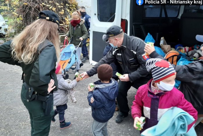 Ilustračný obrázok k článku Žena s deťmi prespávala na kartónoch v parku: Policajti zasiahli v hodine dvanástej