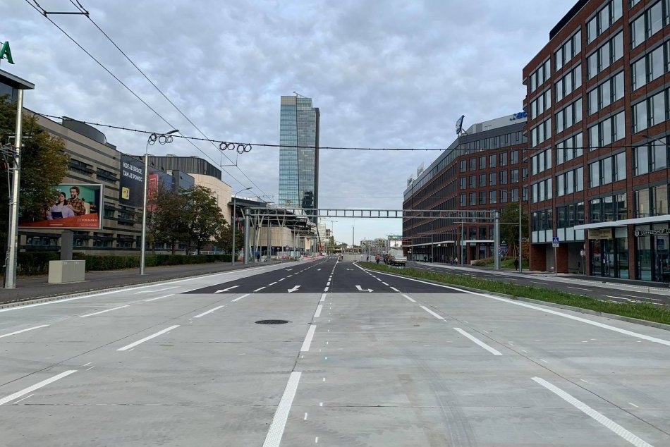 Ilustračný obrázok k článku KONEČNE sme sa dočkali: Cez Mlynské nivy prejdete autom aj MHD. Ako sa zmení doprava?