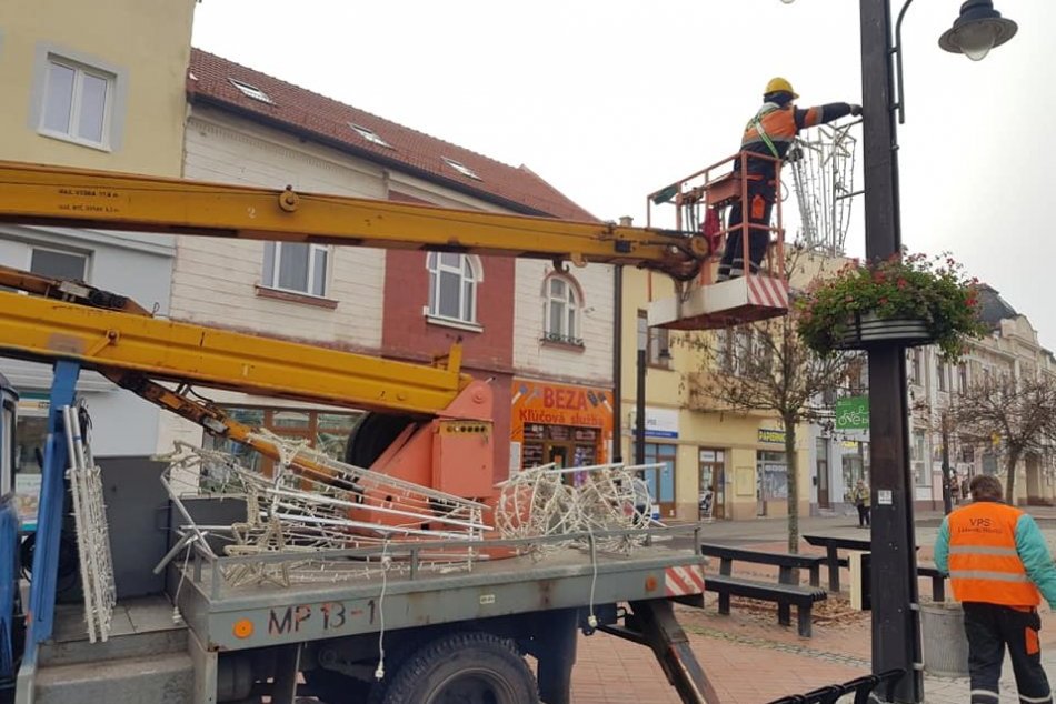 Ilustračný obrázok k článku V Mikuláši už inštalujú vianočnú výzdobu: Kedy pribudne stromček? FOTO