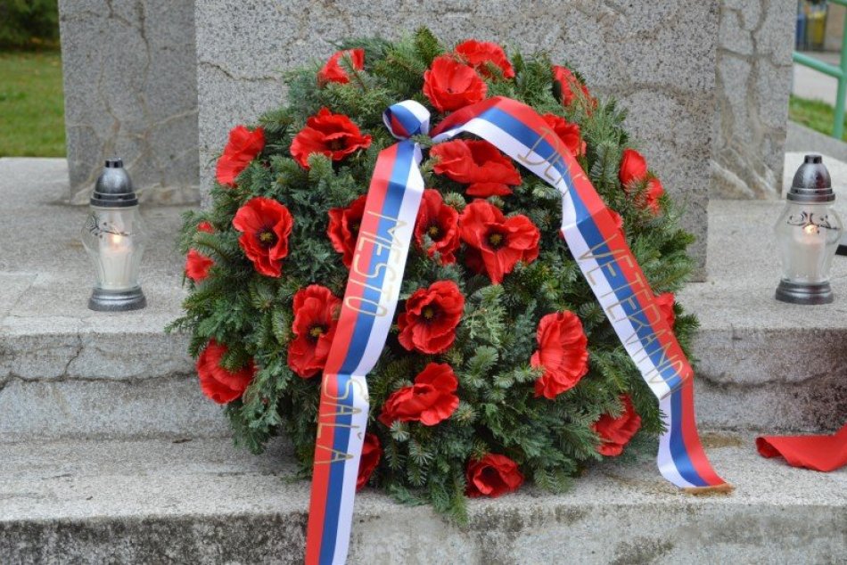 Ilustračný obrázok k článku Položili veniec z vlčích makov: V Šali si pripomenuli Deň veteránov, FOTO