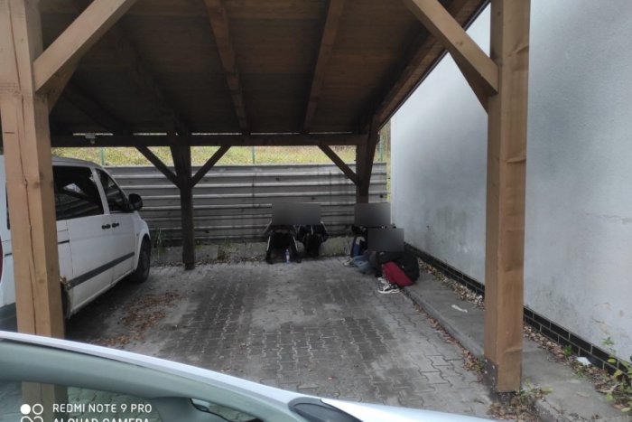 Ilustračný obrázok k článku ZÁSAH v Čadci: Policajti našli šesť Afgáncov na parkovisku pri nákupnom centre