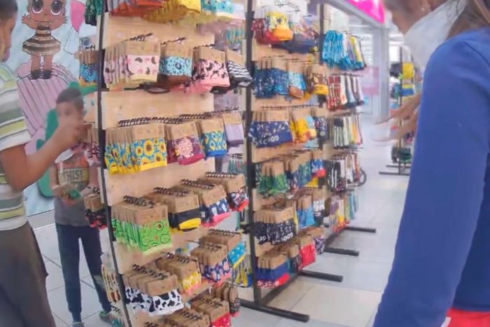 Ilustračný obrázok k článku Veľká ponožková krádež: Predavačke mizol tovar priamo spod nosa