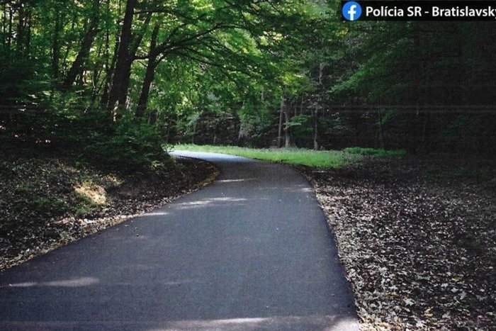 Ilustračný obrázok k článku Nehoda auta a cyklistky na Ceste mládeže: Polícia hľadá svedkov