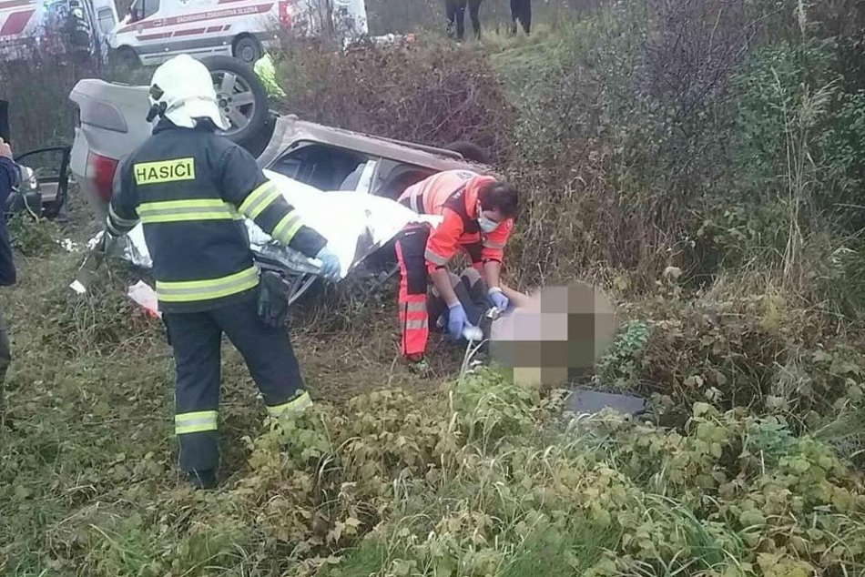 Ilustračný obrázok k článku ZÁBERY z vážnej nehody: Po zrážke autá vyleteli z cesty, zranilo sa šesť ľudí