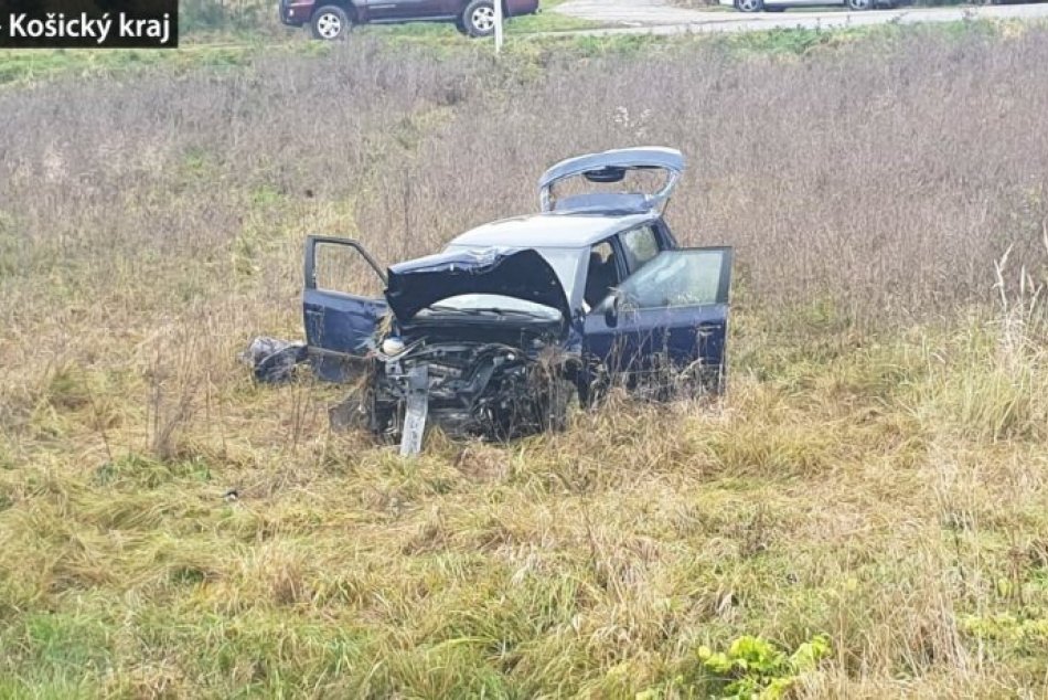 Ilustračný obrázok k článku Vážna nehoda v okrese Rožňava: Ženu a dieťa po náraze z auta vymrštilo, FOTO