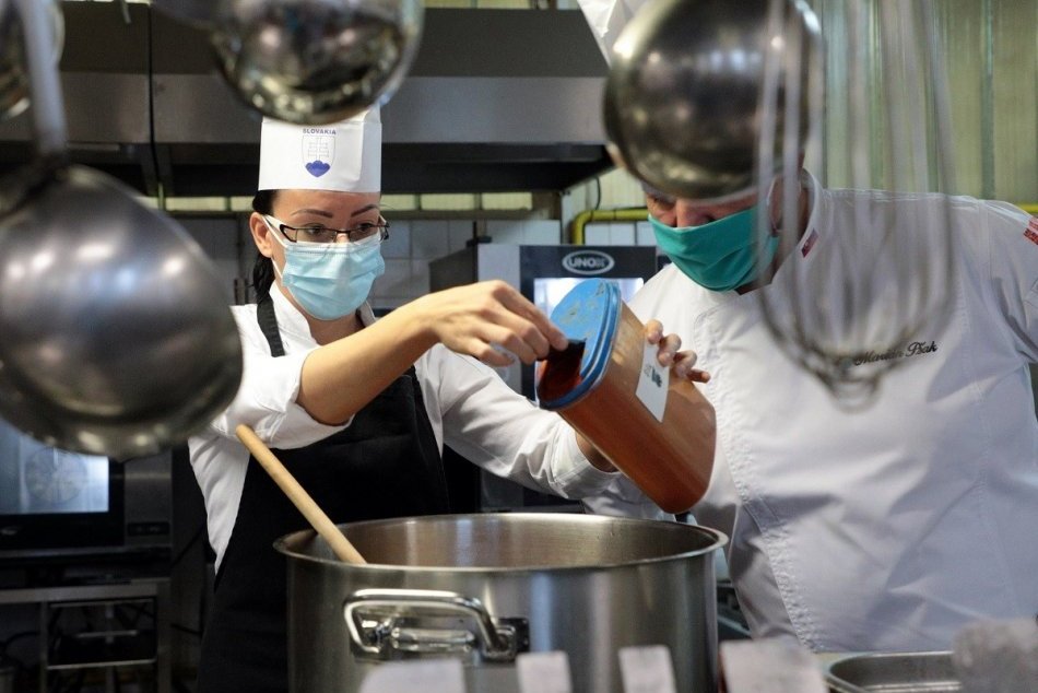 Ilustračný obrázok k článku Uvarili a rozdali vyše 2-tisíc porcií šošovicovej polievky sv. Alžbety, FOTO
