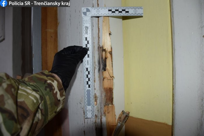 Ilustračný obrázok k článku Štyria mladíci a dievčina majú malér: Aj za alkohol a čokolády im hrozí 15 rokov