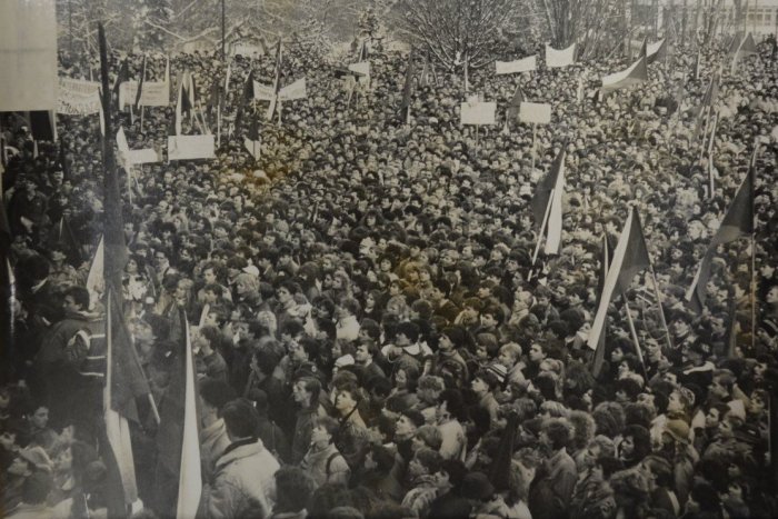 Ilustračný obrázok k článku 17. novembra ostanú DOMA: Viac ako 300 firiem, škôl a organizácií už ohlásilo VOĽNO