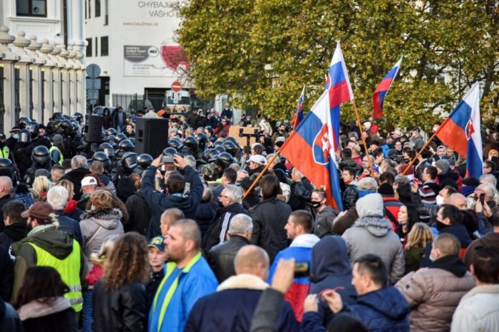 Ilustračný obrázok k článku ŠOKUJÚCE výsledky prieskumu! Podľa viac ako POLOVICE ľudí je demokracia na Slovensku v OHROZENÍ