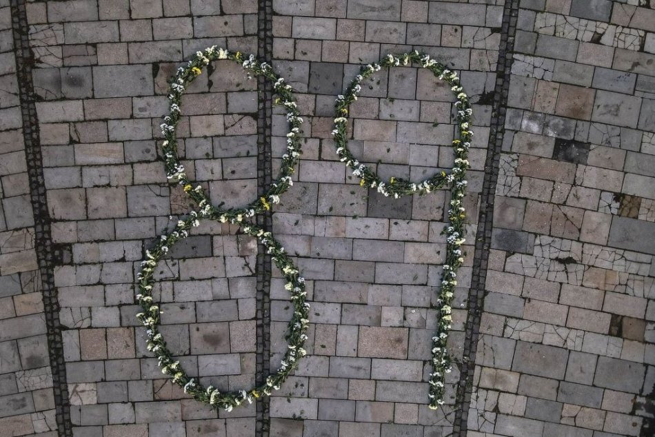 Ilustračný obrázok k článku Krásna spomienka na november '89: Námestia miest zdobia tisícky kvetov, FOTO