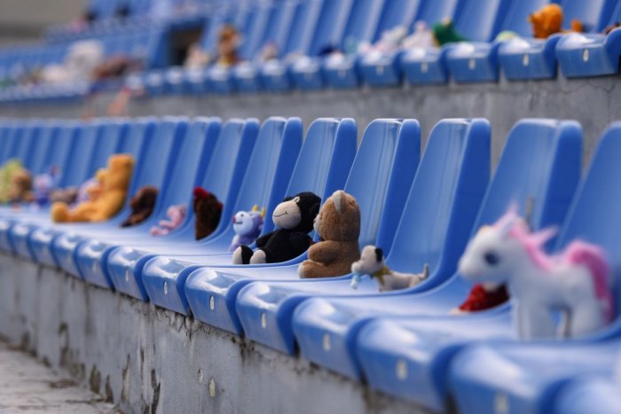 Ilustračný obrázok k článku Šmoulovia, mackovia, tučniaci či ružový poník! TAKÁ partia sa zišla na futbale, FOTO