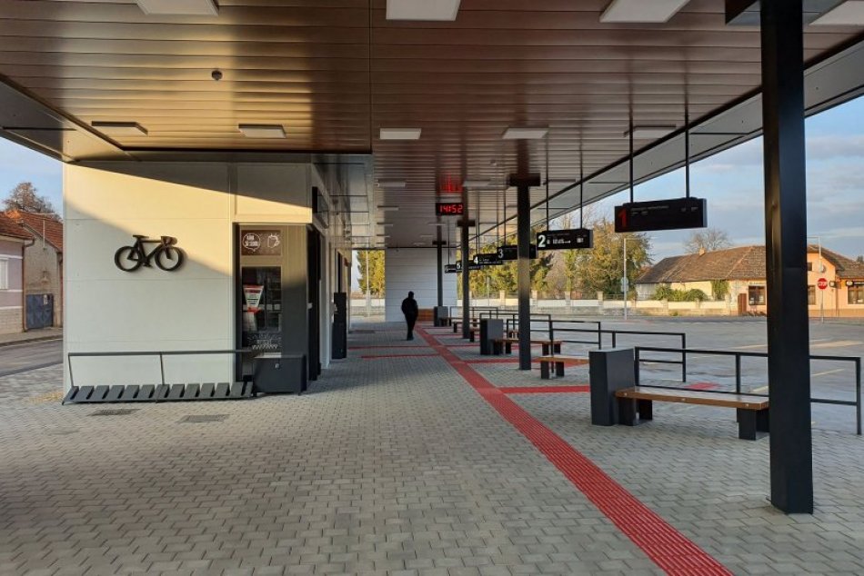 Ilustračný obrázok k článku Bezplatná wi-fi aj temperovaná čakáreň: Tornaľa má novú autobusovú stanicu, FOTO