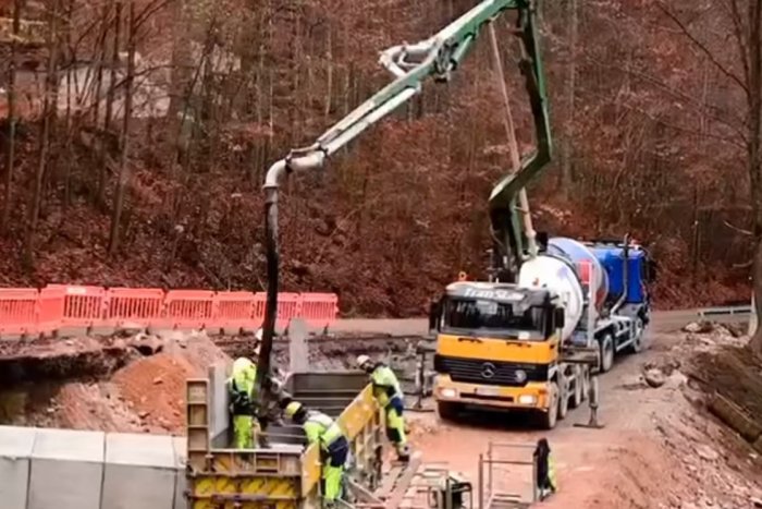 Ilustračný obrázok k článku Práce na ceste pri Muráni značne pokročili: Makalo sa aj počas sviatku, VIDEO