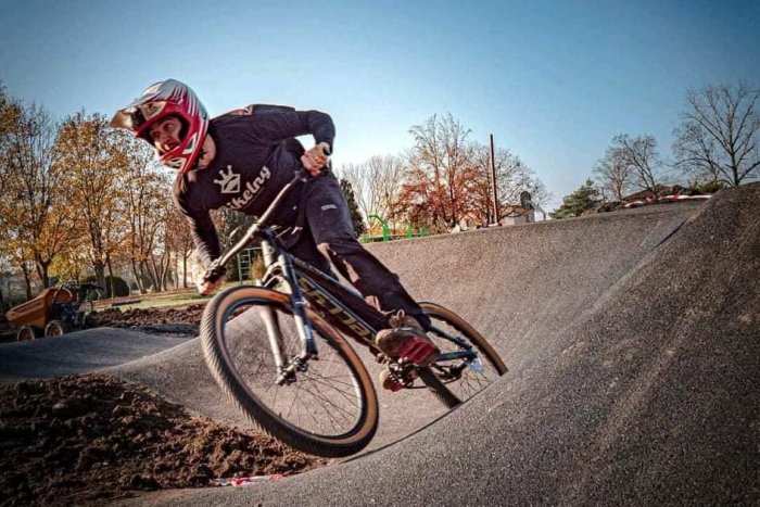 Ilustračný obrázok k článku V Topoľčanoch vzniká pumptracková dráha: Projekt sa blíži do finále