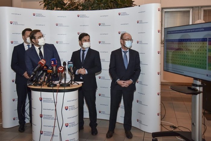 Ilustračný obrázok k článku Vrátia sa niektorí žiaci do škôl pred Vianocami? V hre je opäť covidový semafor