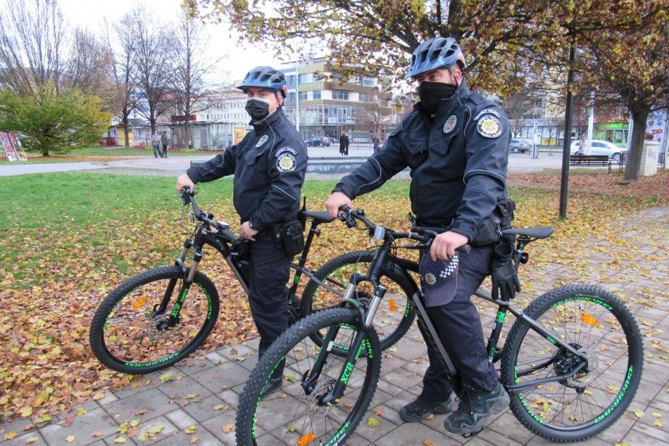 Ilustračný obrázok k článku Noví pomocníci mestskáčov: Ulice Bystrice brázdia na elektrobicykloch, FOTO