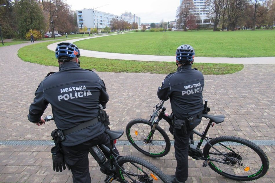 Ilustračný obrázok k článku Mestskí policajti UPOZORNILI Bystričanov: Zvýšte svoju bezpečnosť! Čo odporúčajú?