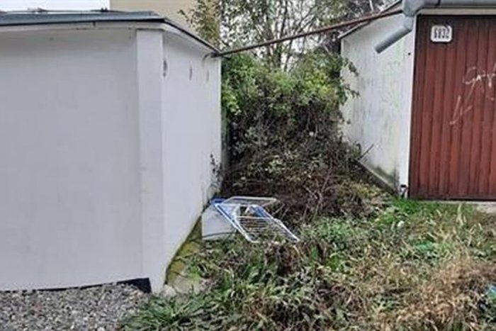 Ilustračný obrázok k článku Ulice Zámkov sú opäť o čosi čistejšie: Spomedzi garáží odviezli vyhodený odpad