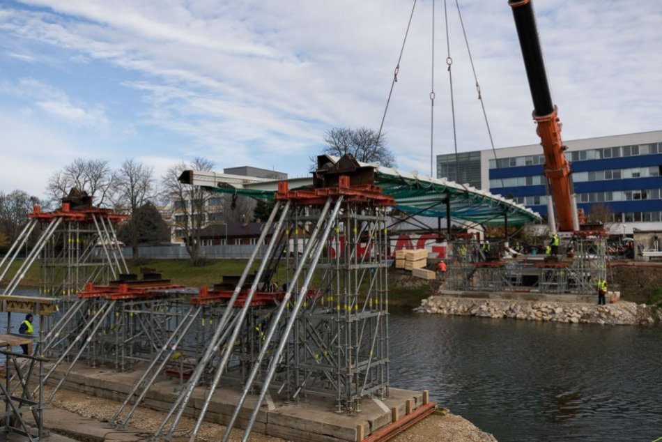 Ilustračný obrázok k článku Nová cyklolávka sa už rysuje: FOTO z osádzania mostnej konštrukcie