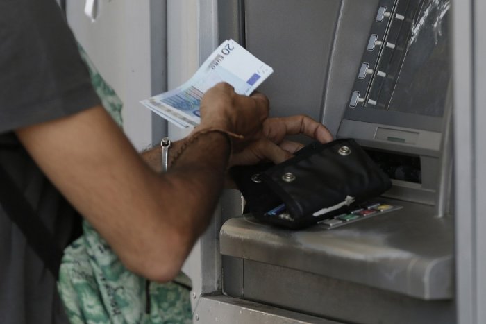 Ilustračný obrázok k článku Opitý Trenčan zaspal na ulici: Ukrajinec zatiaľ prevetral jeho bankomatovú kartu