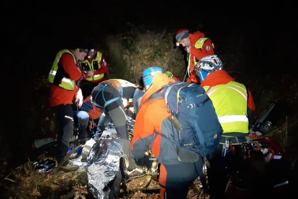 Ilustračný obrázok k článku Dramatická záchranná akcia v Kremnických vrchoch: Muž spadol zo skaly, FOTO
