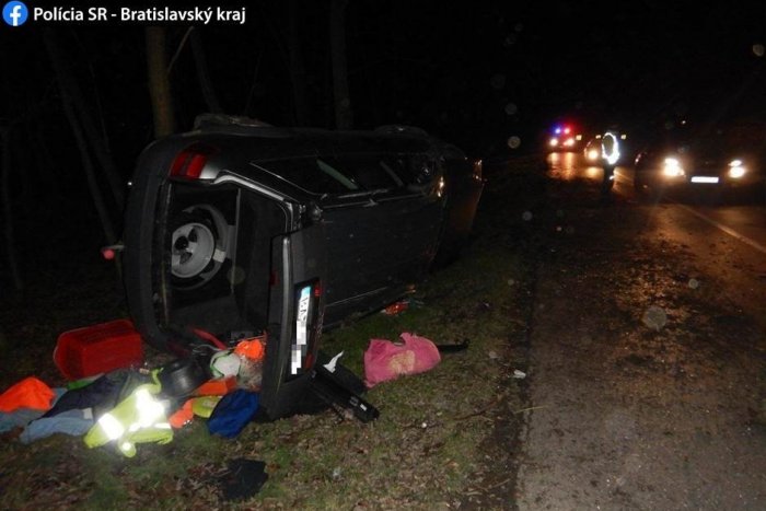 Ilustračný obrázok k článku Muž uháňal na drahom aute. Po náraze do stromu zobral nohy na plecia