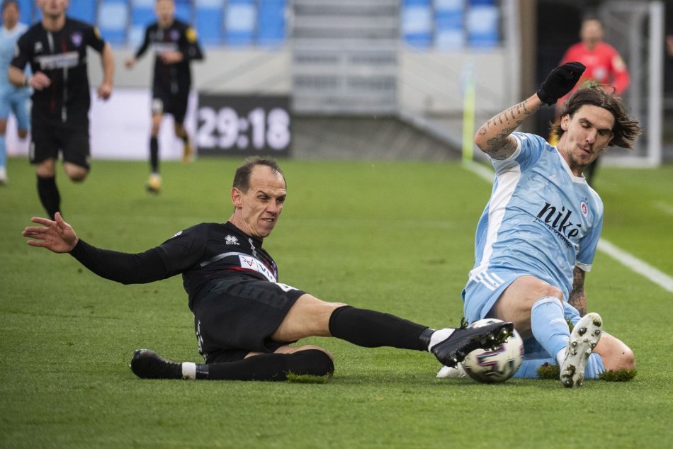 Ilustračný obrázok k článku Gól Ďubeka ma výhru nestačil: ViOn podľahol Slovanu najtesnejším rozdielom, FOTO