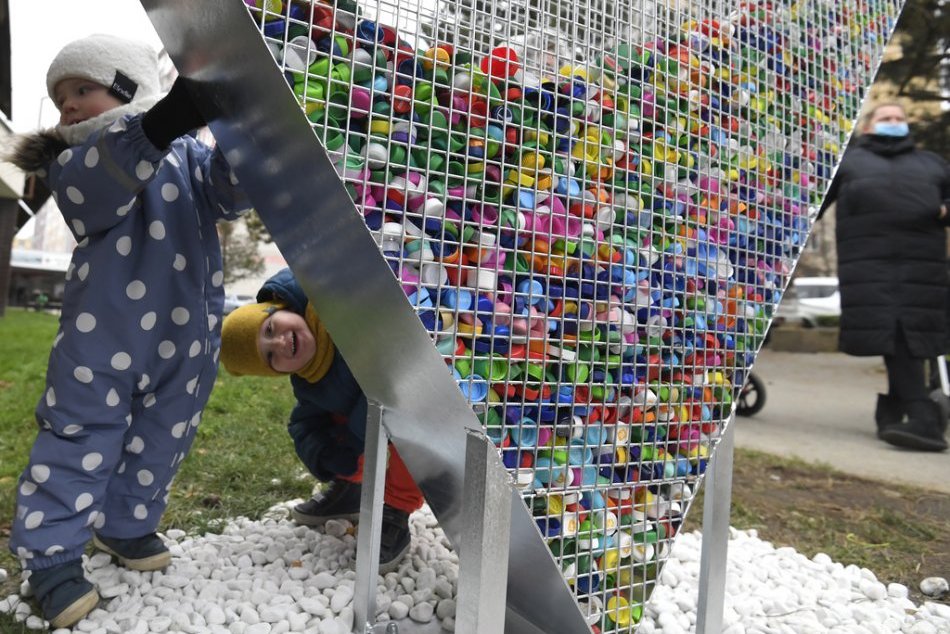 Ilustračný obrázok k článku Mesto získalo srdcia na zber vrchnákov: O ich umiestnení môžete rozhodnúť aj vy!