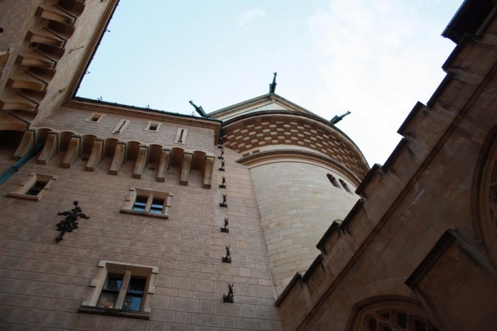 Ilustračný obrázok k článku Bojnický zámok zmení farbu: Prečo bude krvavý?