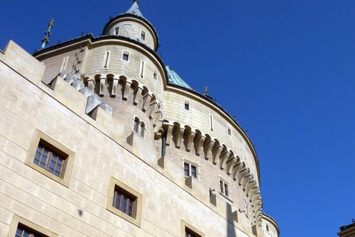 Ilustračný obrázok k článku Bojnický zámok bude špeciálne osvetlený: Prečo vybrali práve túto farbu?