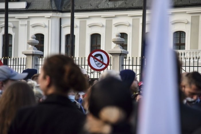 Ilustračný obrázok k článku Premiér si zavaril! Jeho statusom s fotografiou hákového kríža sa má zaoberať polícia