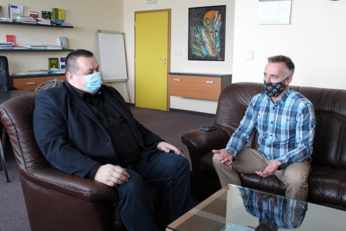 Ilustračný obrázok k článku Hlavný hygienik sa stretol s trénerom Molnárom! Tak čo, pôjde do Extrémnych premien?