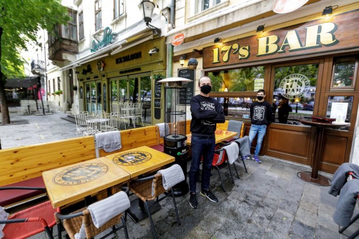 Ilustračný obrázok k článku Vyhodené investície pre majiteľov? Zbohom, zimné terasy! Hygienici sprísňujú opatrenia