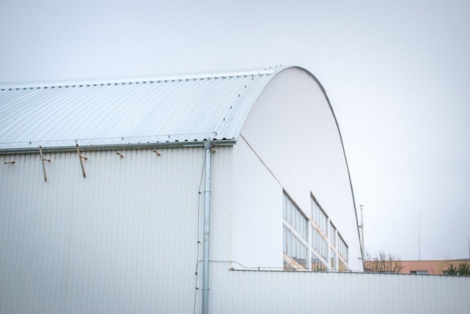 Ilustračný obrázok k článku Už nezateká: Tenisová hala v Nitre dostala novú strechu