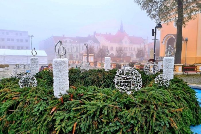Ilustračný obrázok k článku Adventný veniec rozžiari námestie: Mesto avizuje, že výzdoba bude tento rok bohatšia