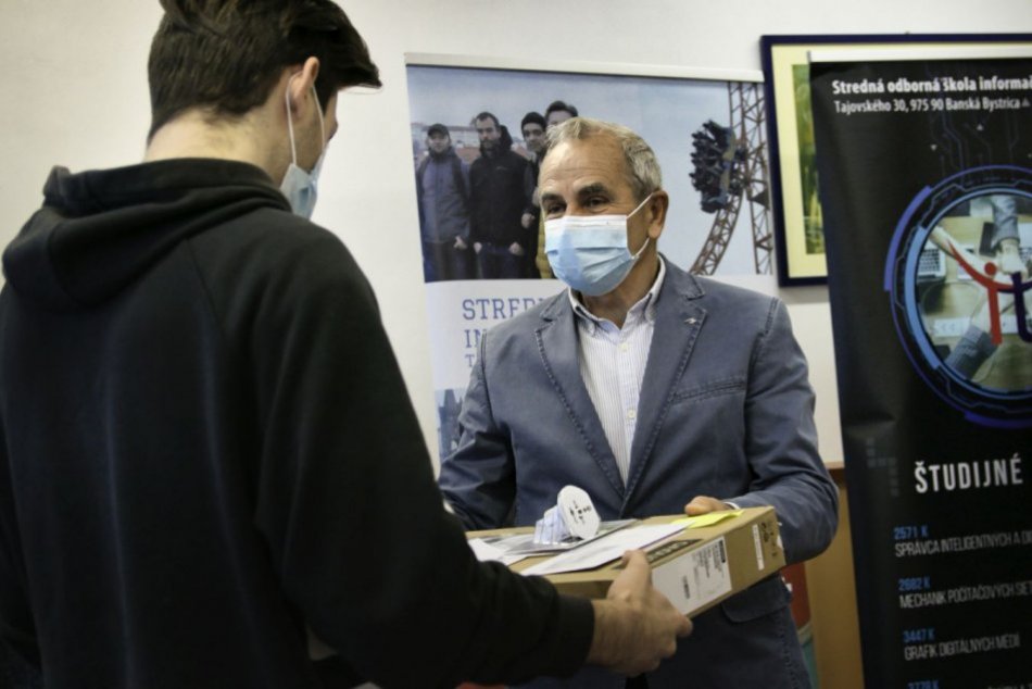 Ilustračný obrázok k článku Veľká pomoc pre stredoškolákov v kraji: V čase pandémie dostali desiatky počítačov