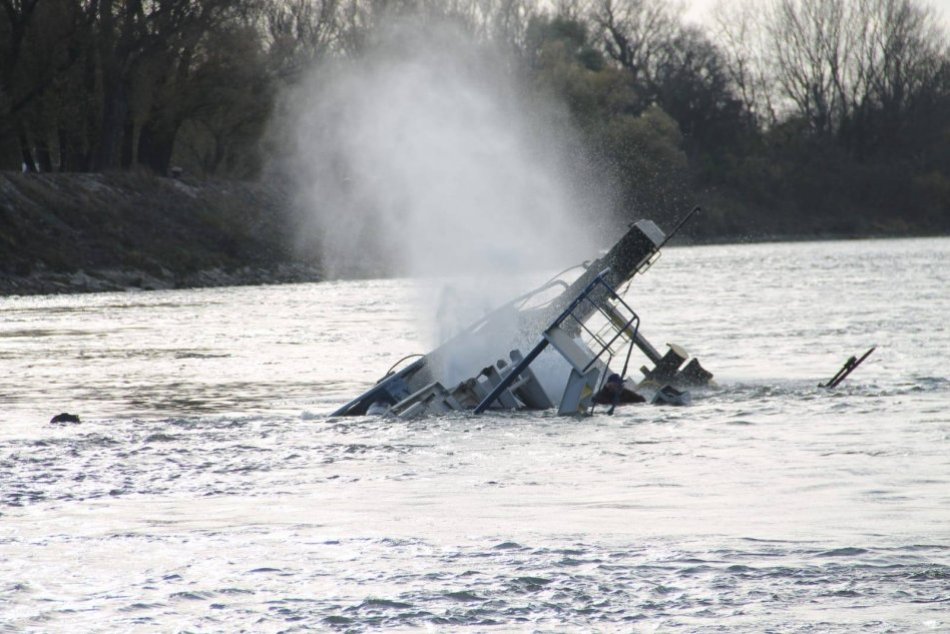 Ilustračný obrázok k článku Ekologická havária v Bratislave: Z potopenej lode unikla do Dunaja ropa!