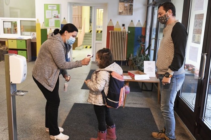 Ilustračný obrázok k článku Obec to zobrala do vlastných rúk: Otestovala deti aj rodičov a otvorila školu!