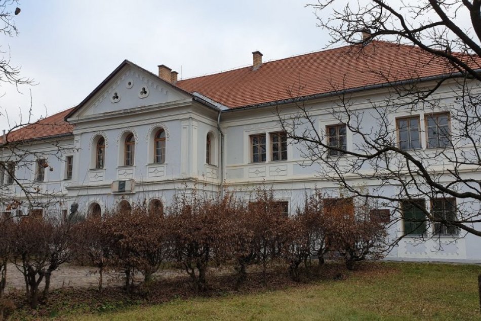 Ilustračný obrázok k článku Nájde nové využitie: Na čo má poslúžiť budova bývalého gymnázia v Revúcej?