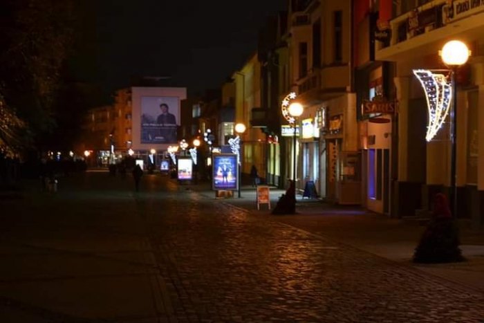 Ilustračný obrázok k článku V Humennom už žiari vianočná výzdoba: Mesto spustilo aj prenájom stánkov, FOTO