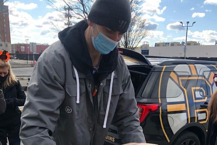 Ilustračný obrázok k článku Chára si nasadil rúško a vyrazil do ulíc! Znovu raz ukázal, že má veľké srdce, FOTO