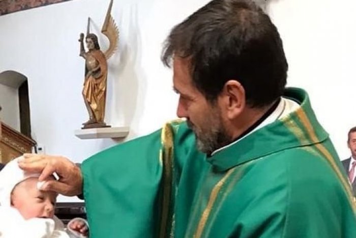 Ilustračný obrázok k článku Koronavírus si nevyberá: S ochorením bojuje už aj kontroverzný farár Kuffa