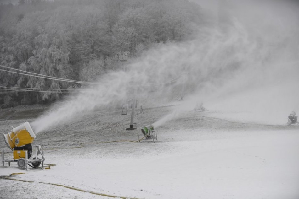 Ilustračný obrázok k článku Na Jahodnej začali s umelým zasnežovaním, FOTO