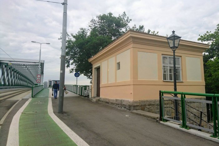 Ilustračný obrázok k článku Čo bude so vzácnym Mýtnym domčekom pri Starom moste? Mesto chystá súťaž