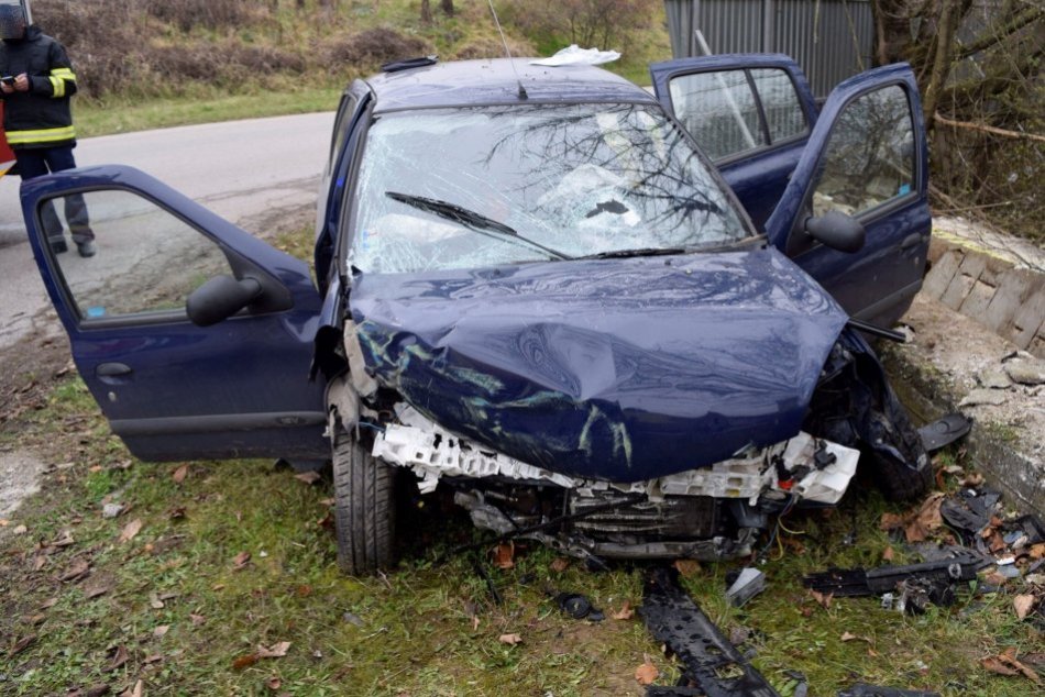 Ilustračný obrázok k článku Čelný náraz do betónového plota: Auto skončilo totálne na šrot, FOTO