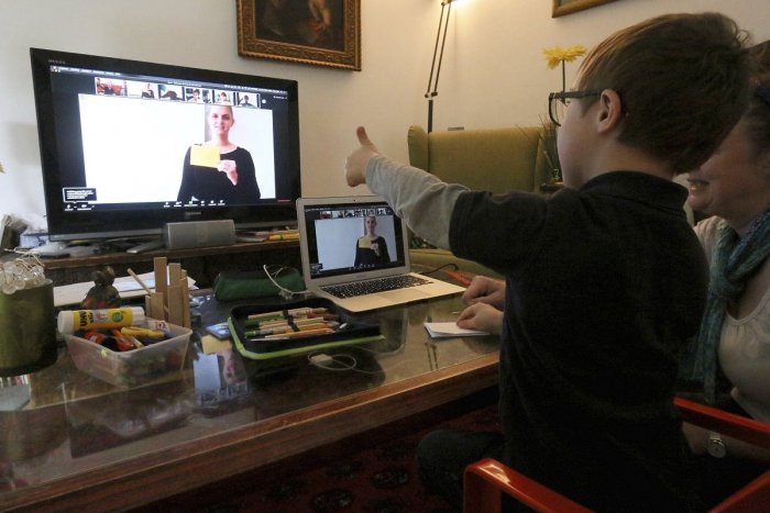 Ilustračný obrázok k článku Bez počítača na učenie sú stovky žiakov: Trnavský kraj im chce pomôcť