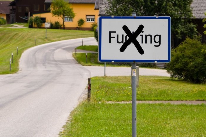 Ilustračný obrázok k článku Tisíc rokov mala dedina "vulgárny" názov: Prečo príde Rakúsko o jednu z atrakcií?